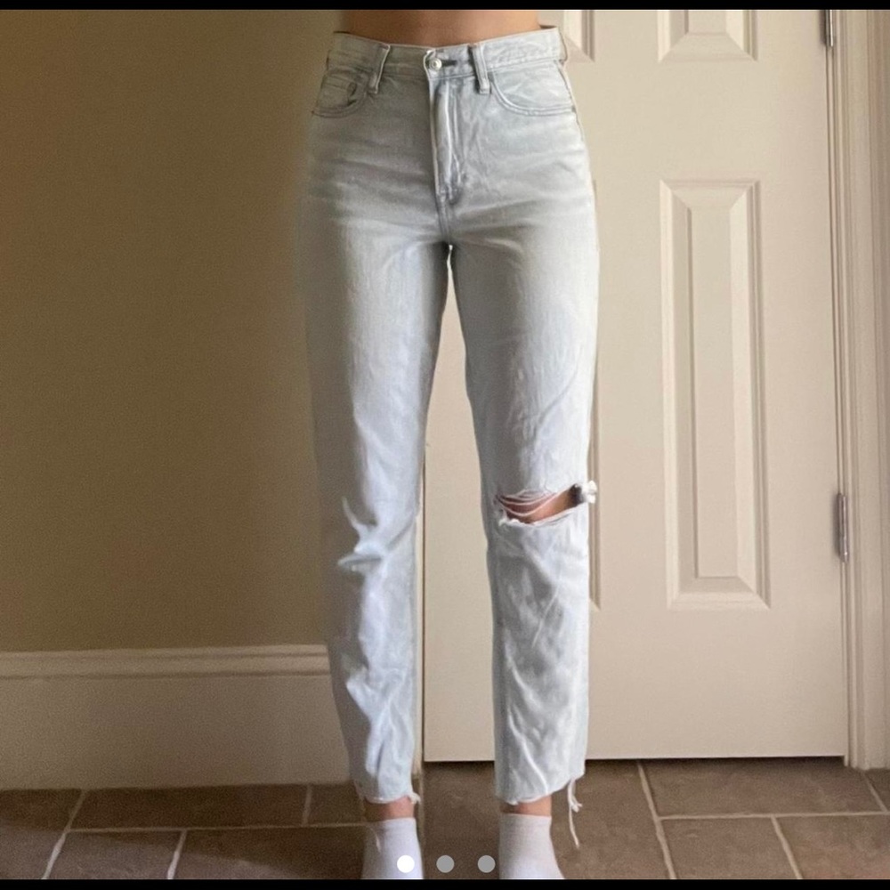 American Eagle size 6 light wash mom jeans with one rip at the knen
